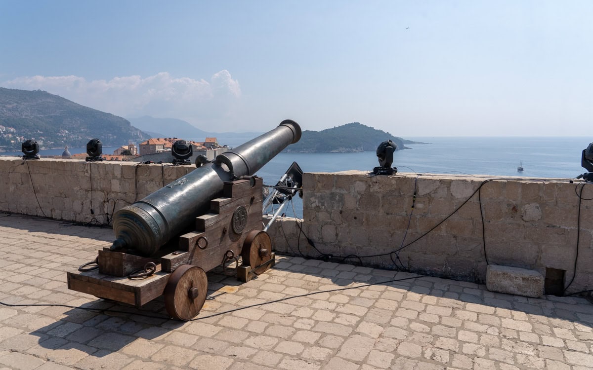 Cannons defending the city